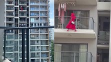 红衣女子站25层阳台外跳舞拍视频 不听邻居劝阻坠楼身亡