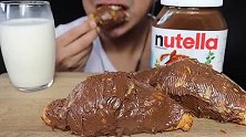 涂满Nutella榛子巧克力酱的可颂面包牛奶