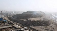 印度最高垃圾山超过65米 1年后将比泰姬陵还高