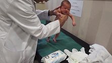 不可思议！刚出生2周的小宝宝在医生帮助下开始迈腿行走