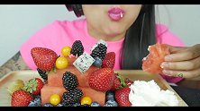 小姐姐吃西瓜水果蛋糕搭配鲜奶油，咀嚼音听起来太治愈了