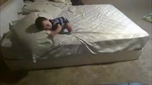 8个月的宝宝自己下床，怕摔着竟然还知道拿枕头垫着，也太聪明了