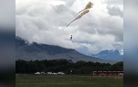 加拿大雪鸟飞行表演队一架飞机坠毁 一死一重伤