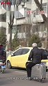 太原大爷骑着“箱子”上路太原春节