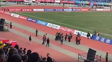 川超暴力事件！裁判员退场时遭凉山队球员飞踹