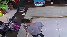 男子珠宝店佯装买金手链突然一把抢走 警方17小时破案