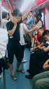一小伙地铁上打电话，乘客们都看不下去了，兄弟你真牛