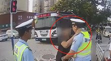 骑电车逆行被查，被口头教育亳州男子一记锁喉推倒交警