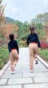 秋天来了，树叶黄了，带着两个小可爱来闻闻秋天的气息
