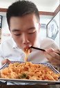小哥哥终于下班了，抓紧时间吃个饭，看他吃得多香，一定饿坏了！