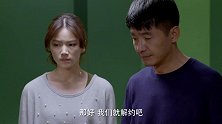 母亲在丈母娘家当保姆，儿子一来就发现她跪着擦地，下秒就翻脸了