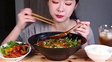 韩国美女试吃中国麻辣烫，这味道上头，估计下次还想吃！