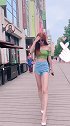 炎热的夏天来了，牛仔短裤搭配紧身抹胸，走到哪里都是美丽的风景