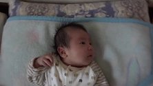 小宝宝躺在床上没人抱，怒从心生，紧接着做的手势太逗了