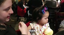 收养的中国女孩太可爱了，全家都忍不住亲亲抱抱，太宠溺了