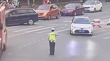 天津：以礼还礼！私家车为消防车让道，交警向他们敬礼