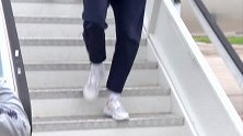 巴萨记录全队抵达马德里 梅西双手插兜悠然自得