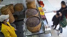 男子用手摸完食物却不买，店员直接扔进垃圾桶 一句话引网友狂赞
