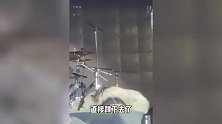 曝于文文商演时晕倒被救护车拉走，工作室发文报平安，吴克群暖心救场