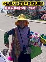 云南大理：男孩旅游偶遇手艺大妈，被热情吆喝求扎辫
