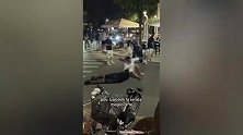 巴洛特利度假时醉到不省人事 将搀扶他的人拉倒在地