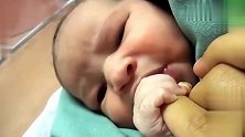 宝宝刚出生就会咬手指了，看这萌萌的反应，是因为太饿了吗
