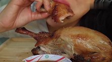 微笑姐吃泰式烤鸡，扯下鸡腿大口吃
