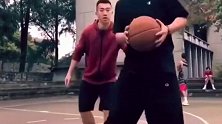 体育老师和学生篮球单挑，不靠身体就靠经验轻松拿下比分，不愧是老手！篮球