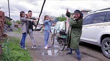 农村小伙收破烂，什么都收，看见美女都想收，真是找打