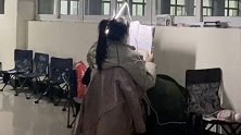 河北保定：真挑灯夜战！考研女生走廊里头插灯管学习
