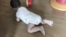 正在学爬的小宝宝，爬出了一种潜入敌方内部的感觉！真逗！