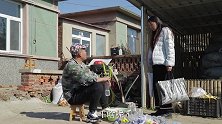 铁公鸡偷藏私房钱，没想到被媳妇当废品卖掉，这下赔大了