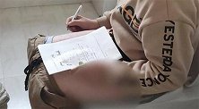 河南郑州：省时又省纸！男孩厕所里做数学在大腿上演算