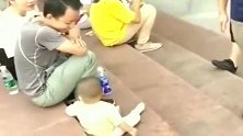 萌娃这么小就会盘腿坐，叔叔都被你逗笑了，长大后是要出家当和尚
