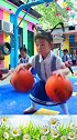 幼儿园的小朋友篮球打的这么好，真让人佩服，太可爱了