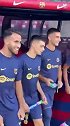 甘伯杯赛前巴萨众将展示欧洲杯金牌和巴黎奥运会男足金牌