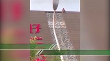 男子楼顶坐一夜欲轻生 不吃不喝疯狂撒钱