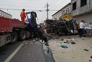 安徽2重型车相撞致2死1伤 车头被撞烂货物飞出