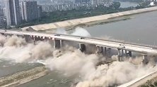 眉山33岁老桥爆破拆除 1米外新桥安然无恙