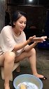 农村人玩泡泡，用的是肥皂，小姐姐玩得挺开心的！