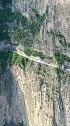 这种的挂壁公路只有老司机敢驾驶通过，太悬了！