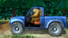 熊二见车动了就坐上去，刚坐上车就不动了，最后只能推着玩