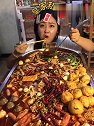 老姐还可以这么吃麻辣烫，这分量够吃一年的吧