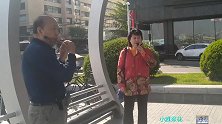 一首老歌《鸭绿江之夜》；她唱得如痴如醉，观众听得津津有味