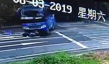 广东一大客车路口失控猛撞摩托车 两人瞬间被撞飞当场身亡