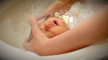 其实婴儿洗澡是不怕水的，只要方法对，泡进水里都是享受