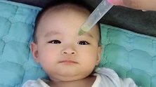 妈妈想喂小宝宝吃药，可宝宝嘴巴却闭紧紧的，妈妈都快崩溃了！