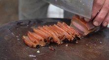 四哥家菜棚完工，表叔垂涎美味腊肉，老爸又整冒尖一盘