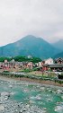 依山傍水，高原上的建筑很有特色，一个美丽的寨子