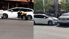 山东德州一女子驾车连续多次撞击宝马 两女子街头互殴扯头发